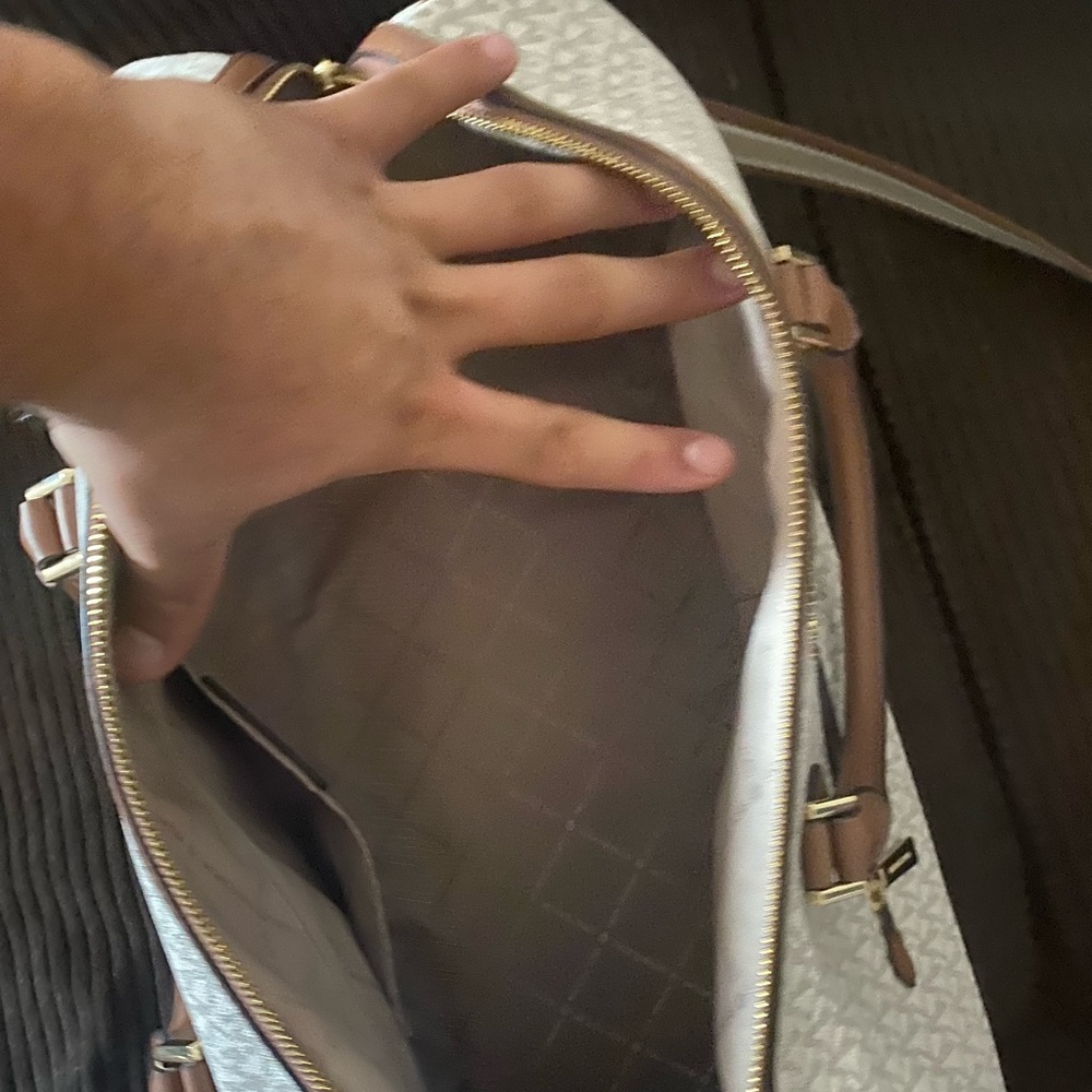 Michael Kors duffle bag - Picture 9 of 10